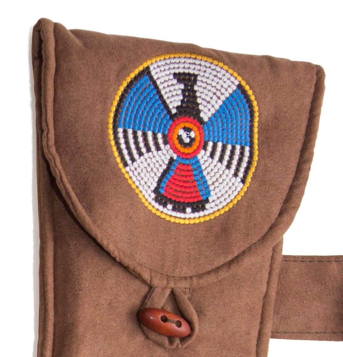 Borsa piccola, look pelle e ricamo